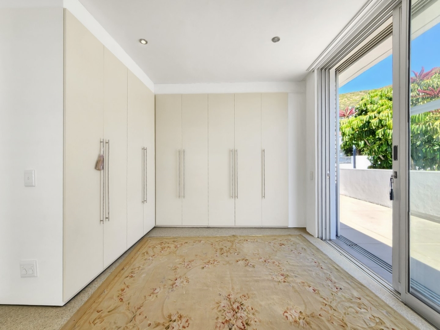 5 Bedroom Property for Sale in Fresnaye Western Cape